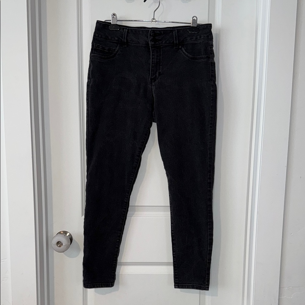 D. Jeans Black Ankle Cropped Denim with Modern Fit